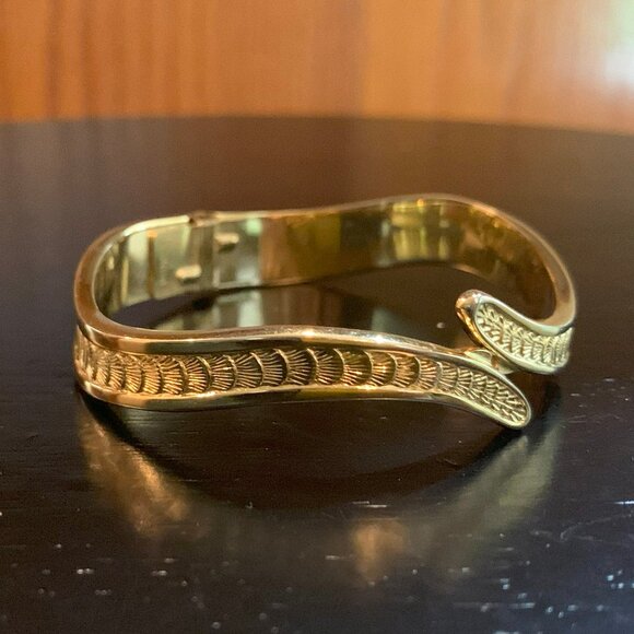 SET OF 4 VINTAGE MONET GOLD TONE BRACELETS, BANGLE,  SNAP ON, 2 LINKED, JEWELERY - Picture 4 of 8